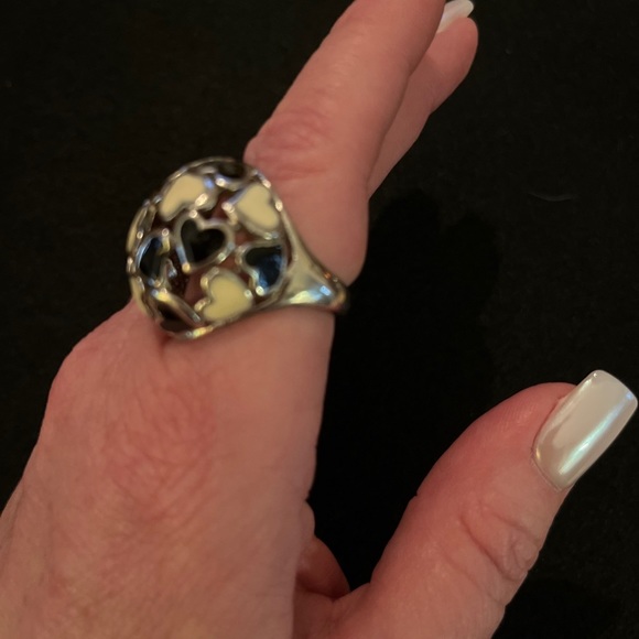 Size 8.5 | Silver Tone Domed | Cut Out Black Cream Enamel Hearts | Ring. - Picture 5 of 7